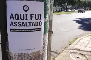 Cartazes espalhados por vítimas de assaltos, no Rio Grande do Sul - 05/2013 (Foto: Reprodução | Paula Mucenic)