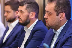 Cláudio Castro (à direita), Rodrigo Bacellar (ao centro) e Thiago Pampolha (à esquerda) durante reunião em 2024 (Foto: Palácio Guanabara)