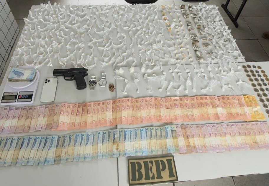 Dois homens foram presos e um adolescente apreendido durante uma ação realizada na manhã deste domingo (21). Apreensão de drogas e dinheiro.