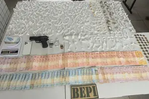 Dois homens foram presos e um adolescente apreendido durante uma ação realizada na manhã deste domingo (21). Apreensão de drogas e dinheiro. (Foto: BEPI)