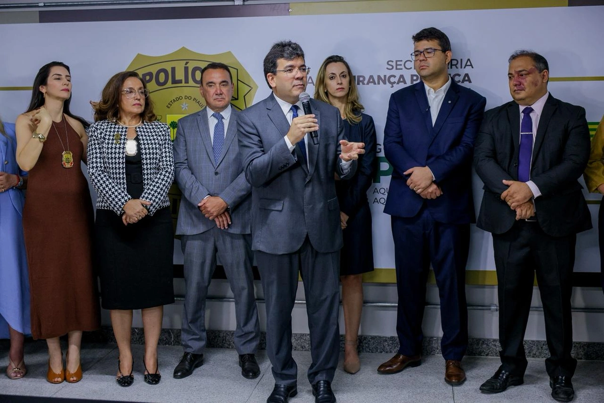 Governador Rafael Fonteles e autoridades na inauguração da nova Delegacia Geral