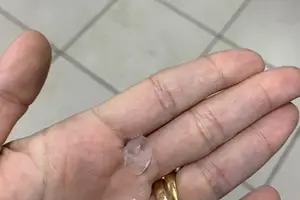 Granizo na palma da mão (Foto: Reprodução)
