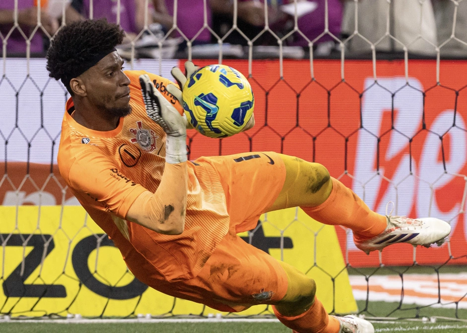 Hugo Souza defendendo pênalti na semifinal da Copa do Brasil