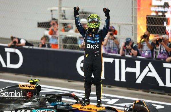 Lando Norris comemora o título mundial da Fórmula 1, em Abu Dhabi
