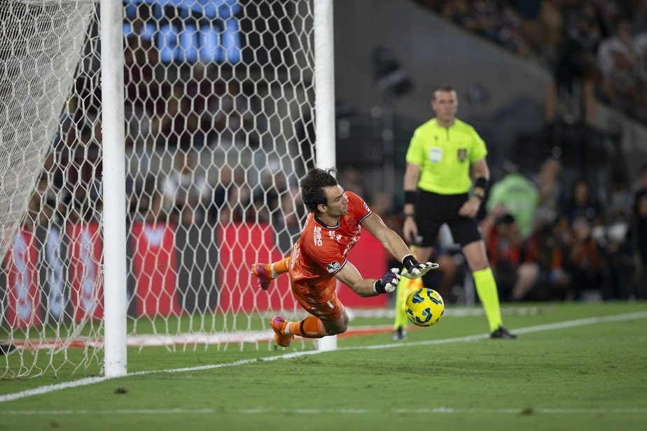 Léo Jardim defendendo pênalti na semifinal da Copa do Brasil