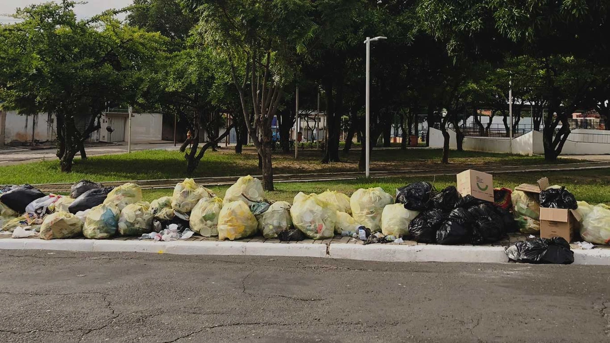 Lixo em praça de Teresina aguardando coleta