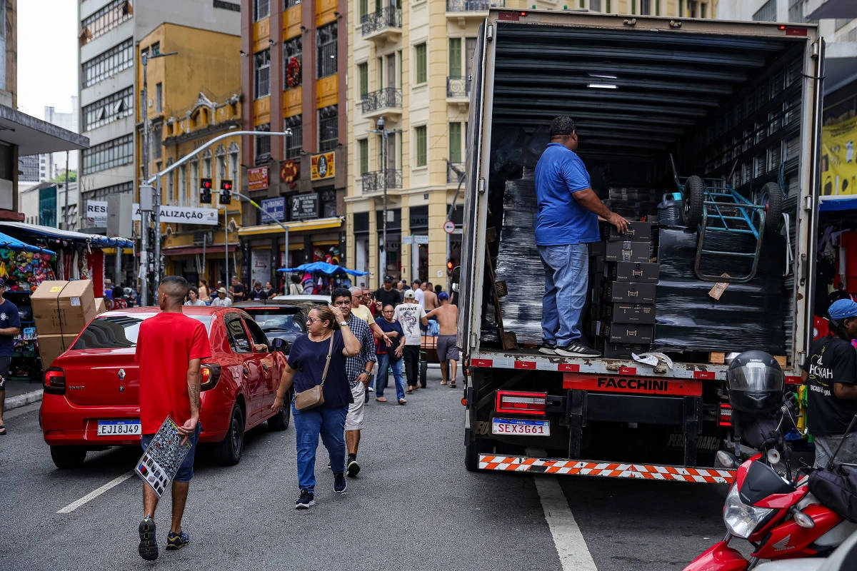 Movimentação na região da 25 de Março, que reúne trabalhadores do comércio e consumidores em São Paulo