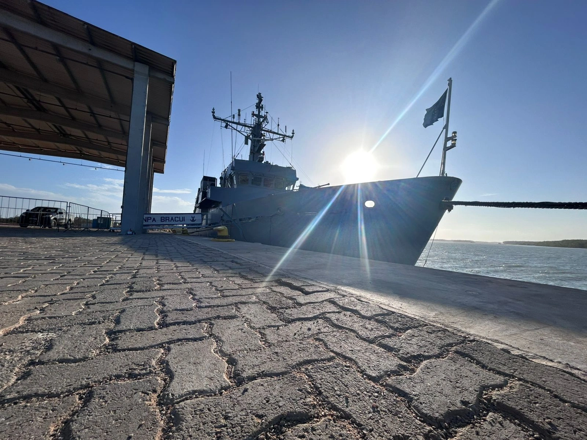 Navio-patrulha Bracuí atraca no cais da Companhia Porto Piauí