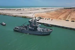 Navio-patrulha Bracuí atraca no cais da Companhia Porto Piauí (Foto: ASCOM)