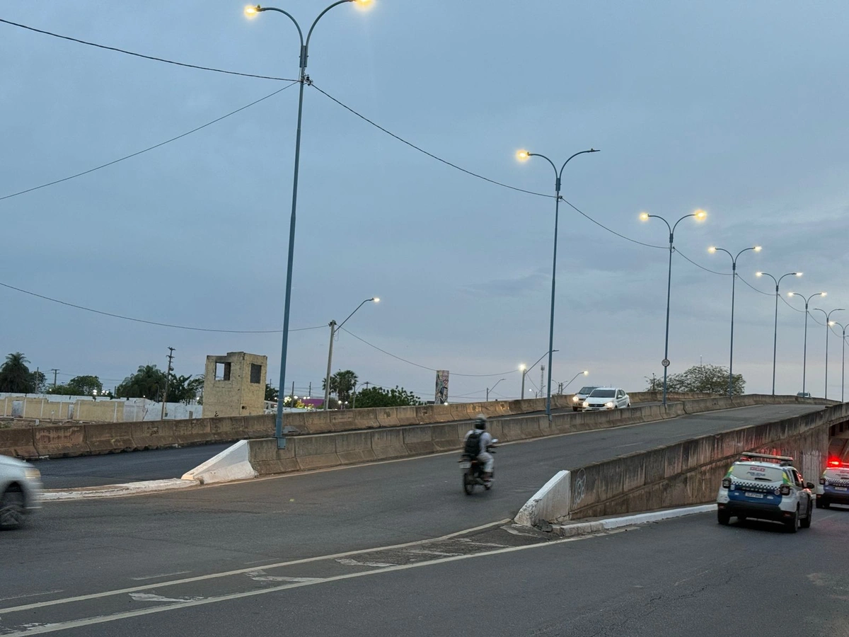 O Departamento de Estradas de Rodagem do Piauí (DER-PI) concluiu, no final da tarde deste último domingo (21), parte dos serviços de manutenção e conservação realizados no elevado da Avenida Miguel Rosa