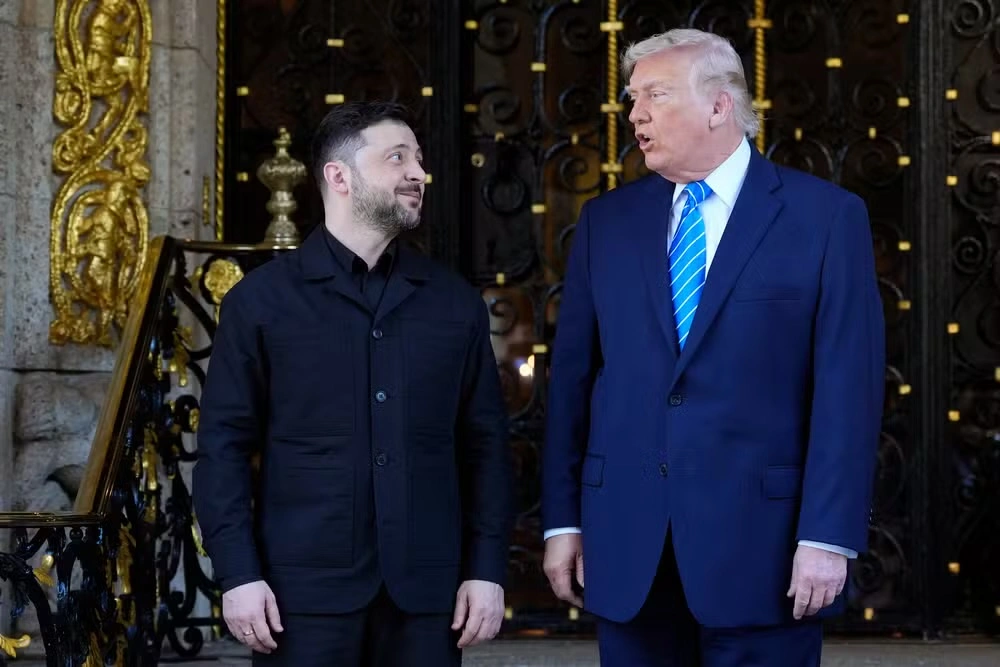 O presidente da Ucrânia, Volodymyr Zelensky, ao lado do presidente dos Estados Unidos, Donald Trump, em reunião na Flórida