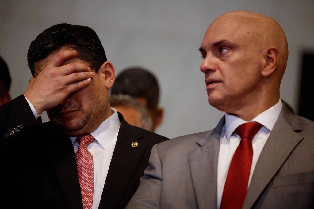 O presidente do Senado, Davi Alcolumbre, ao lado do ministro do STF Alexandre de Moraes.