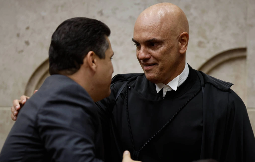 O presidente do Senado, Davi Alcolumbre (AP-PT), cumprimenta o ministro Alexandre de Moraes, do STF