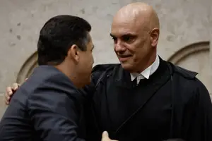 O presidente do Senado, Davi Alcolumbre (AP-PT), cumprimenta o ministro Alexandre de Moraes, do STF (Foto: Reprodução)