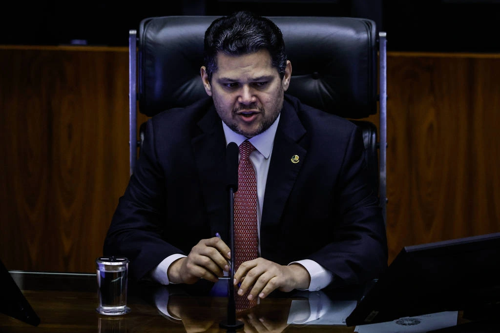 O presidente do Senado, Davi Alcolumbre (União Brasil-AP), preside sessão no plenário