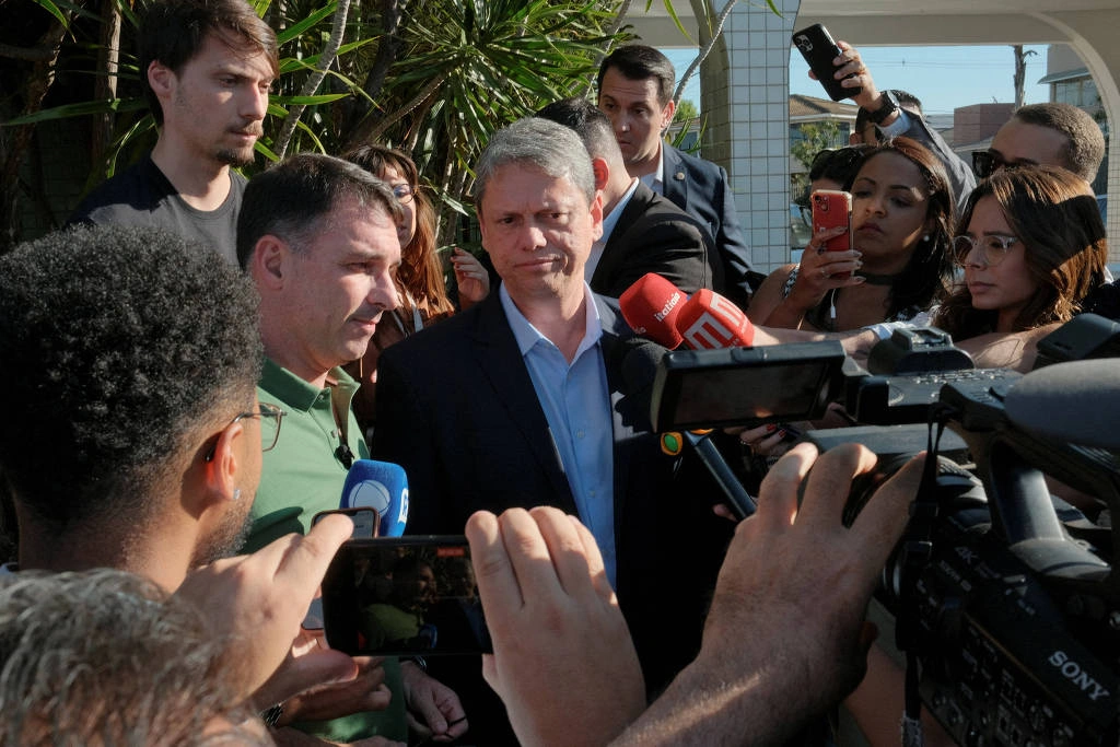 O senador Flávio Bolsonaro (PL-SP) e o governador Tarcísio de Freitas (Republicanos) em entrevista após visita a Jair Bolsonaro (PL), em setembro