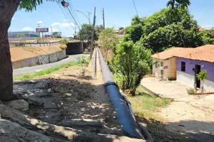 Passagem de adutora oferece perigo para quem passa por cima dela 1 (Foto: Revista40graus)