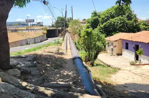 Passagem de adutora oferece perigo para quem passa por cima dela 1 (Foto: Revista40graus)