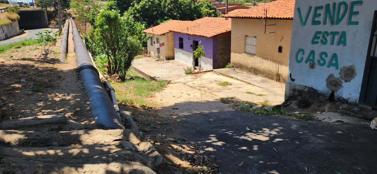 Passagem de adutora oferece perigo para quem passa por cima dela