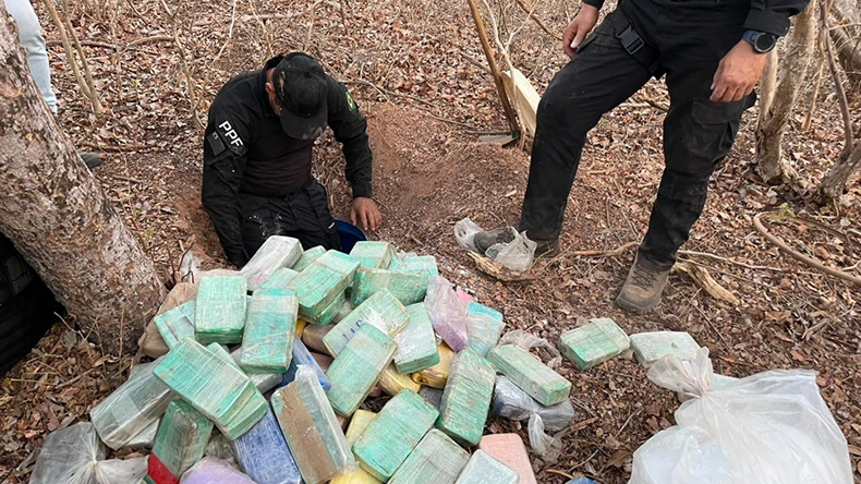 Polícia desarticula laboratório e centro de distribuição de drogas de facção no PI; dois são presos