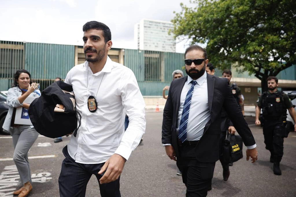 Policiais federais deixam gabinete da assessoria da presidência da Câmara