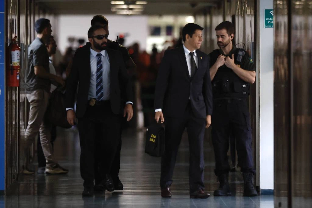 Policiais federais deixam gabinete da assessoria da presidência da Câmara dos Deputados após cumprirem mandado de busca e apreensão
