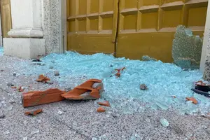 Porta da catedral vandalizada (Foto: Diocese)