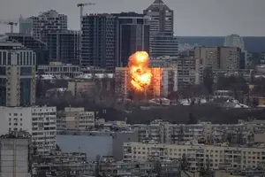 Prédio residencial é atingido durante um ataque russo com mísseis e drones, em meio à ofensiva da Rússia contra a Ucrânia, em Kiev (Foto: Reprodução | Reuters)