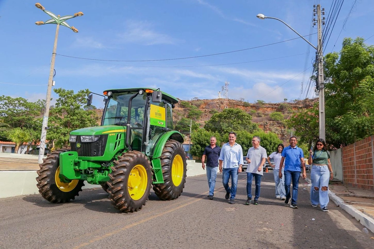 Prefeito Evangelista Resende (MDB) acompanhando o senador Ciro Nogueira e Joel Rodrigues presidente estadual do Progressistas
