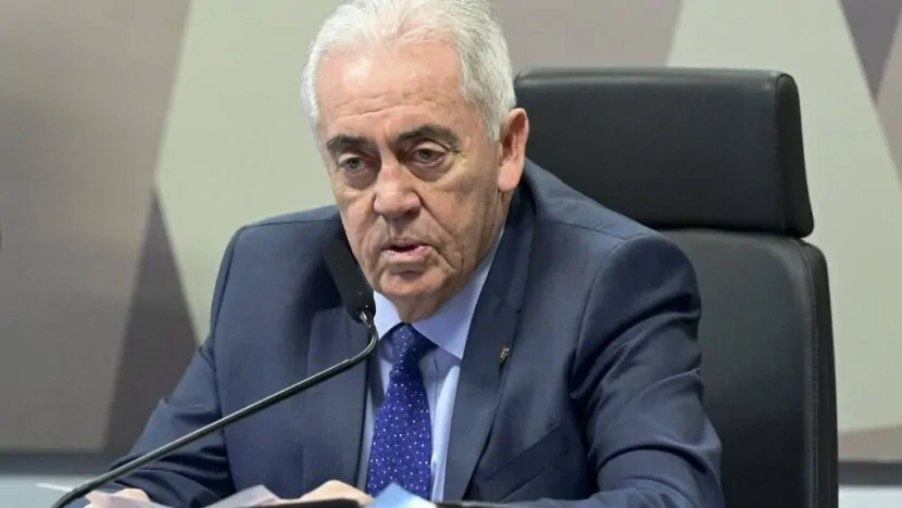 Proposta prevê transição gradual em quatro anos, sem redução salarial, e segue agora para votação em dois turnos no Plenário