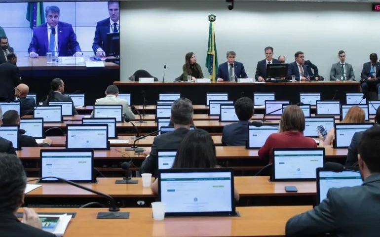 Proposta prevê transição gradual em quatro anos, sem redução salarial, e segue agora para votação em dois turnos no Plenário