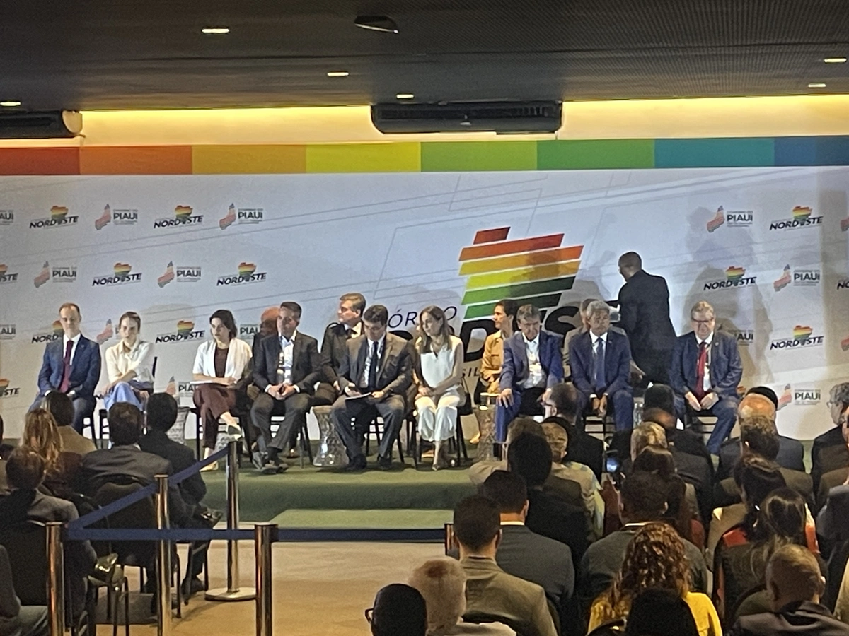 Rafael Fonteles e demais governadores e representantes durante o Consórcio Nordeste