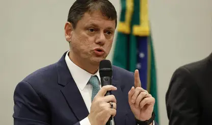 Tarcísio cobra explicações de Flávio sobre caso Master e fala em “escândalo”