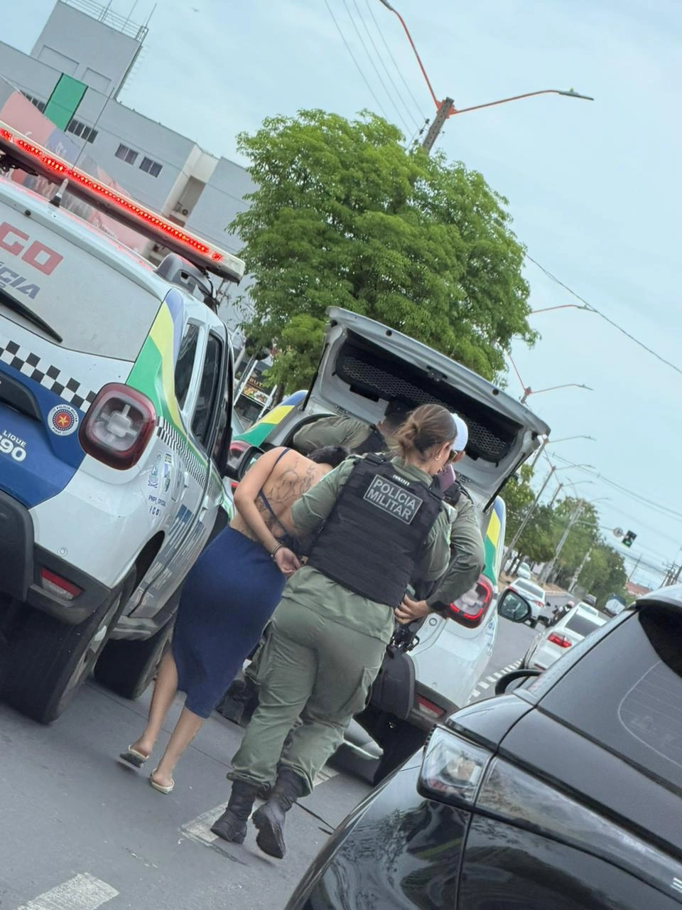 Uma mulher, que não teve o nome revelado, foi detida nesta quinta-feira (25) na avenida Zequinha Freire