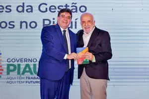 Governador Rafael Fonteles e o professor Vicente Falconi (Foto: Gabriel Paulino)