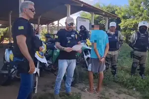 Homem com mandado de prisão em aberto é preso durante abordagem em Teresin (Foto: Ascom/Ssp-PI)