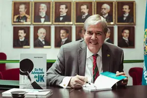 Hugo Napoleão autografando livro de sua lavra (Foto: Academia Piauiense de Letras)