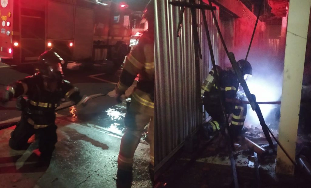 Incêndio destrói casa no bairro Pirajá e deixa um cachorro morto