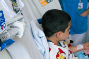 Uma das crianças com distrofia muscular de Duchenne que recebeu aplicação de Elevidys no SUS, em Porto Alegre (Foto: Ascom/Ministério da Saúde)