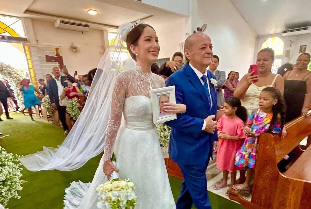 Cristina Soares faz homenagem ao pai, Firmino Filho, e é levada ao altar por Silvio Mendes em cerimônia aberta ao público