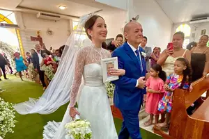 Cristina Soares faz homenagem ao pai, Firmino Filho, e é levada ao altar por Silvio Mendes em cerimônia aberta ao público (Foto: José Piaulino)
