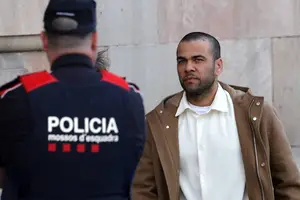 Daniel Alves se apresenta a tribunal na Catalunha (Foto: Reuters)