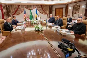Em torno da mesa encabeçada pelo chanceler saudita, Faisal bin Farhan (esq.) e o assessor mosaad bin Mohammad al-Aiban (centro), da esq. para a dir., Rubio, o assessor de Segurança Nacional Mike Waltz, o chanceler Sibiha, Iermak e o Rustem Umerov (Defesa) (Foto: Saul Loeb/AFP)