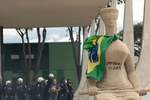 Estátua foi pichada durante os atos golpistas de 8 de Janeiro de 2023 (Foto: Joedson Alves/Agencia Brasil)