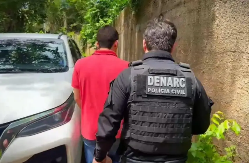 Momento da condução do advogado Antônio Reis Macedo pelo Delegado Samuel Silveira