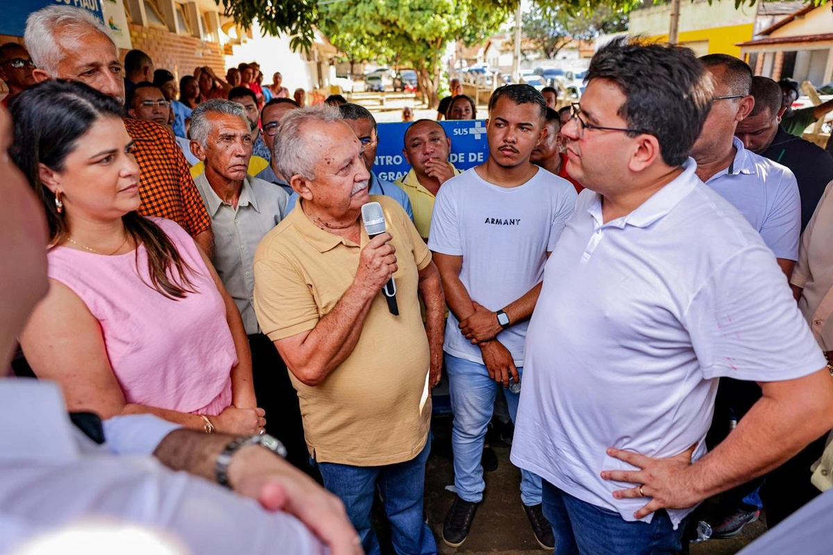 Rafael Fonteles e pequenos produtores de Rio do Piauí. (Fonte: Reprodução/ Governo do Piauí)