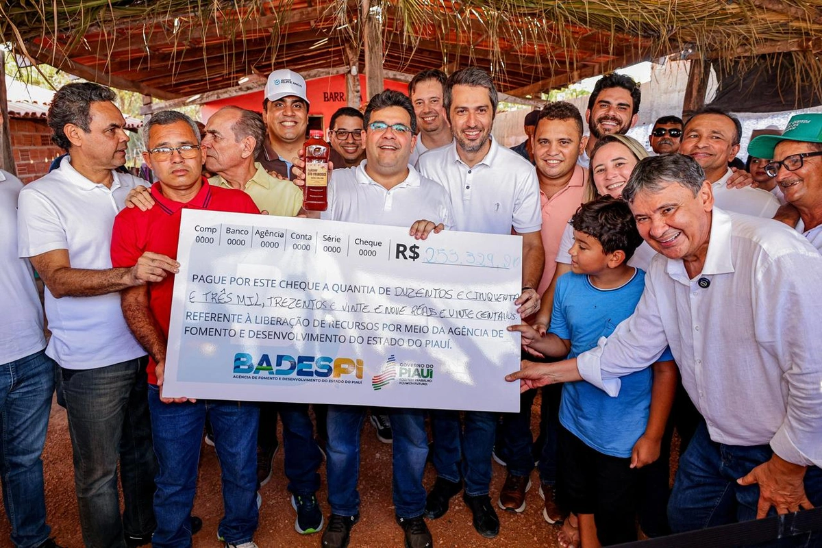 Rafael Fonteles e pequenos produtores de Rio do Piauí. (Fonte: Reprodução/ Governo do Piauí)