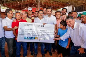 Rafael Fonteles e pequenos produtores de Rio do Piauí. (Fonte: Reprodução/ Governo do Piauí) (Foto: Governo do Piauí)