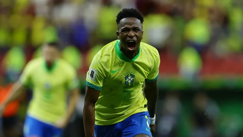 Vini Jr comemorando o gol contra a Colômbia.