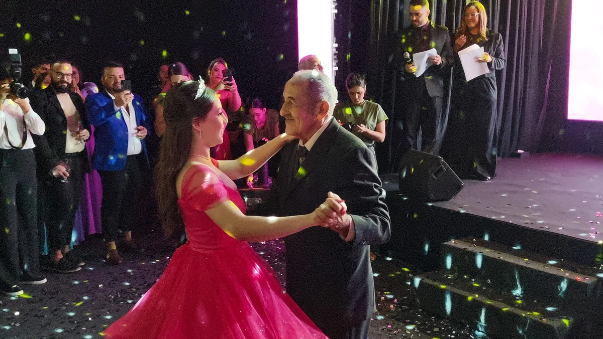 Alynne Sophia e seu avô, Francisco Cardoso em valsa.